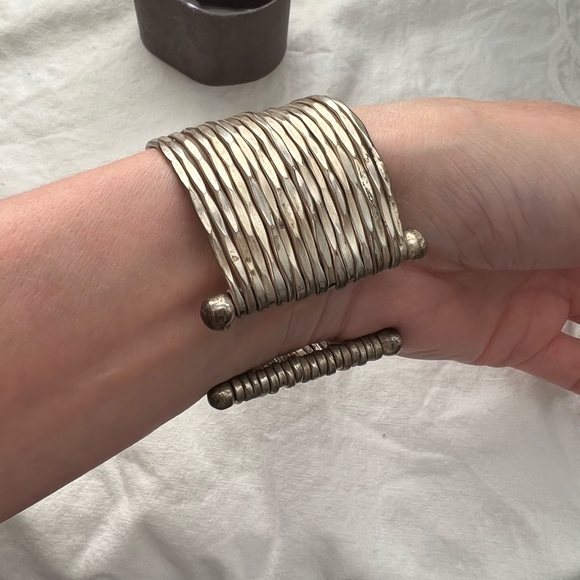 Vintage hammered band cuff bracelet - Picture 8 of 12